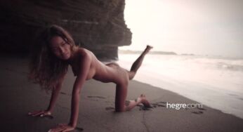 Bali’de güne merhaba diyen güzel Putri alışverişte